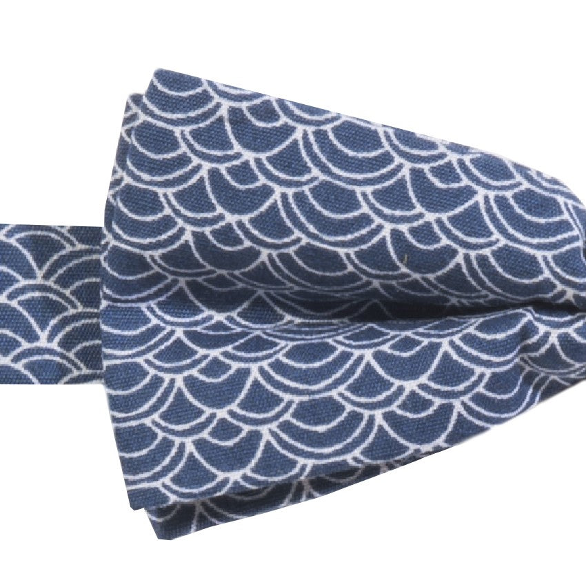 ARISTÉE - NOEUD PAPILLON COTON À MOTIF VAGUES – BLEU MARINE ET BLANC